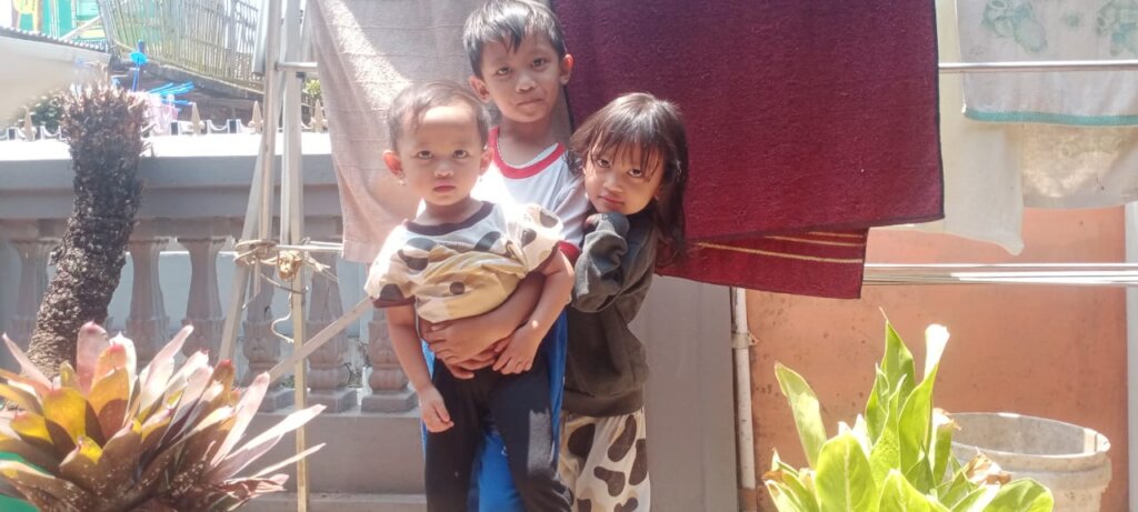 Help humanitarian volunteer to fight for humanity