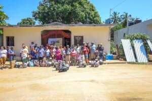 Mano Amiga de la Costa Chica giving out food