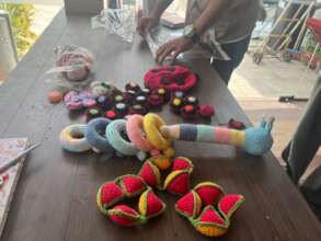 Women create games for children in Acapulco