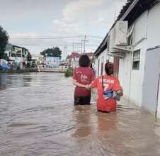 Our students helping one another to flee the flood