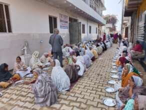 Lunch for 400 abandoned mothers on Diwali