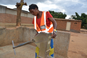 Jinesi repairing a waterpoint