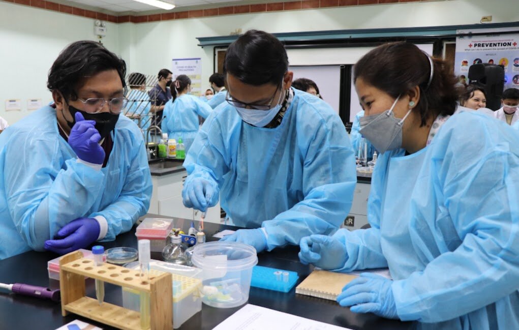 Participants isolating phages in the Philippines