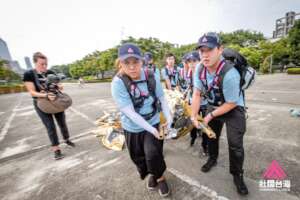 Civilian responders: improvised litter & carry.