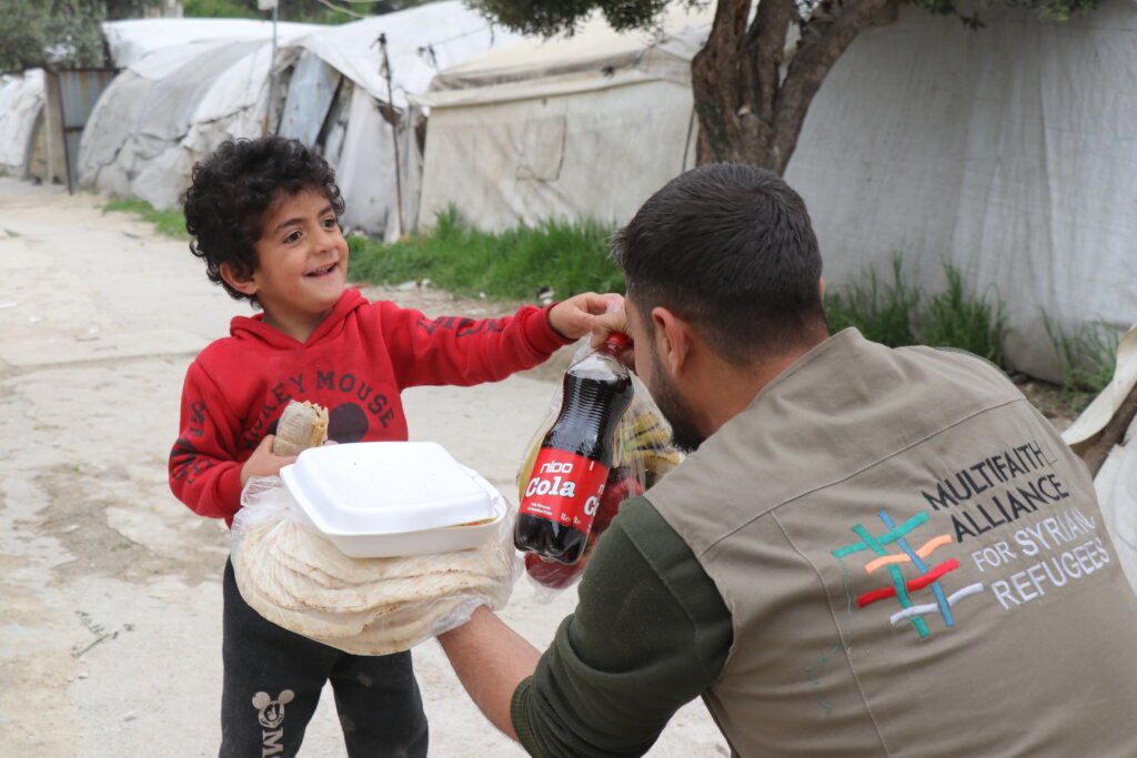 Emergency food for displaced Syrians