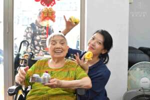 Posing with masterpieces