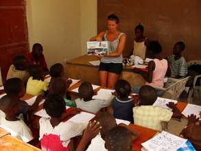 Enjoying story time to learn English