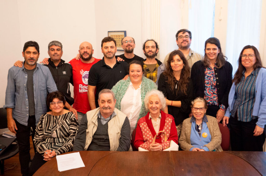 Help Abuelas de Plaza de Mayo in their search