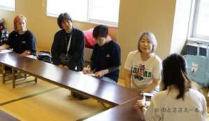Noto Sasaeru visiting people in temporary housing