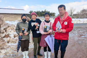 Foreigners receiving thermal underwear