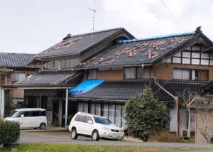 A house with roof tiles peeled off