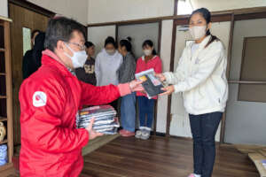 Sakurai of AAR delivering thermal underwear