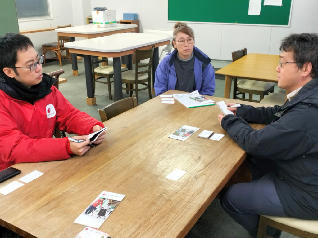 Mrs. Matsushita (center) of "Tomoe" talking