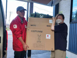 An administrator and AAR Yanagimachi carry clothes