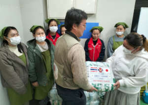 Trainees receiving Thai rice