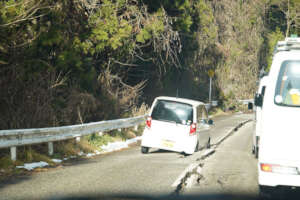 The main road leading to Suzu City has cracks