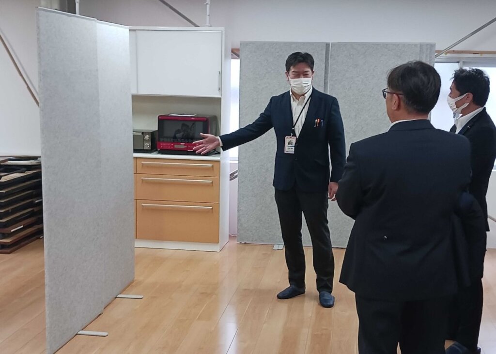 Mr. Kitani is giving visitors a tour
