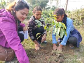 W4C leader Shanta leading a tree planing workshop
