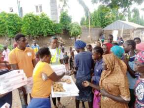 Food distribution to displaced kids