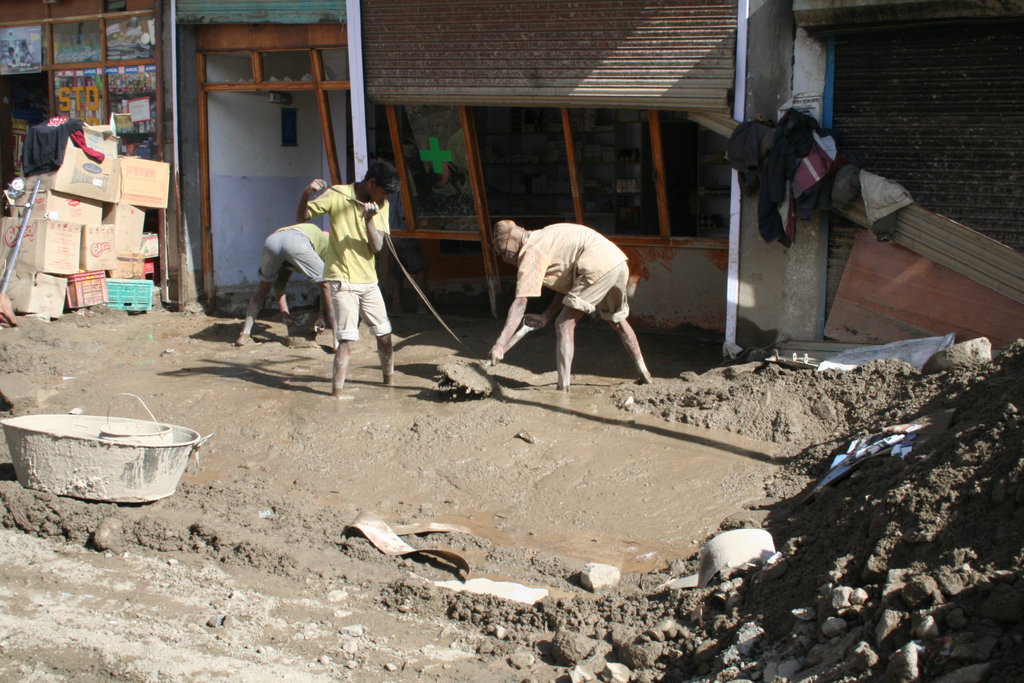 Provide emergency support to 500 families in Leh