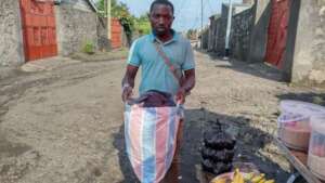 Residents of Goma bringing clothes to help IDPs