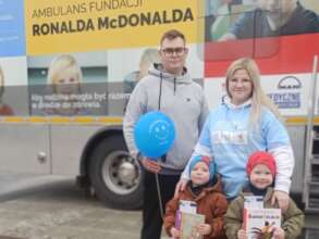 Ronald McDonald Foundation gives books to children