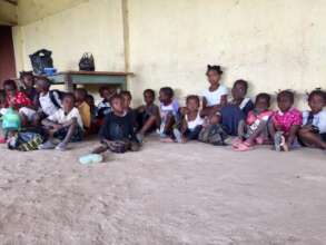 Children at the communitarian kitchen