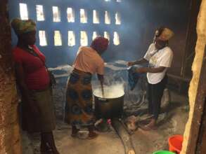 Volunteers cooking at the communitarian kitchen