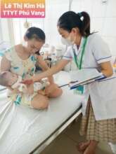 Nurse performs an examination using IMCI training