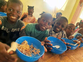 Children eating lunch