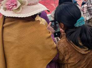 Mother and daughter learn how tu use a camera