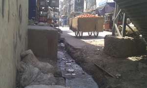 Open drains passing through food markets
