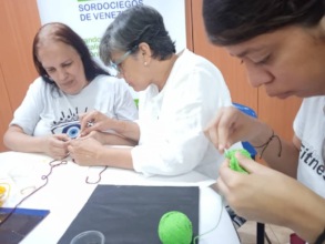 3 personas con sordoceguera tejiendo juntas