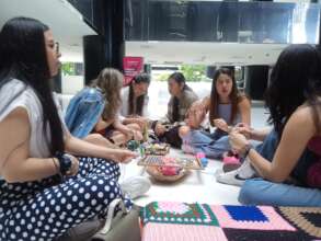 Clases de tejido en el Caracas Design Week