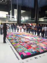 Grupo en el recorrido por la alfombra