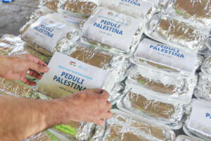 Prepared meals to be distributed to Palestinian