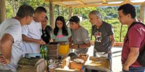Gilberto with Guapiruvu residents and beehives