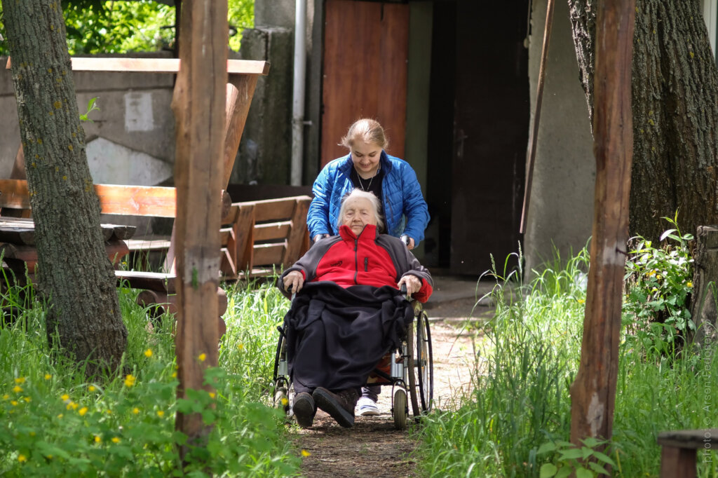 Shelter for Ukrainian lonely elderly people