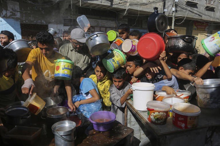 Children in Gaza scrambling for food