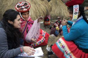 Alejandra explains a design to Cipriana & Elena.