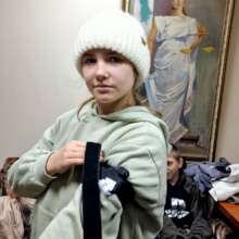 The girl learns how to apply the tourniquet