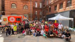 Practicing emergency help with young volunteers