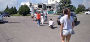 Children_near_the_destroyed_house_of_culture_in_th