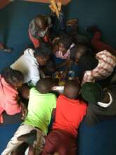 Children play jigsaw puzle