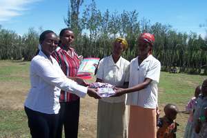 Project Leader Monicah Wairimu w/ school teachers