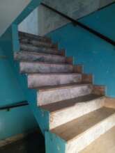 Steps with no handrails and bottom step missing