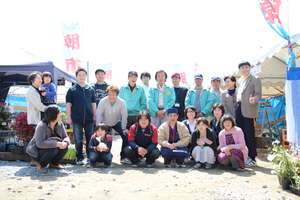 Fellows and community at Rikuzen Takata - ETIC.