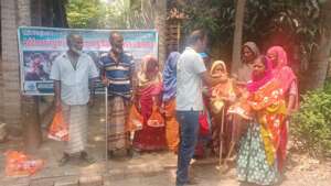 #QR06 Helpless elderly waiting for food aid