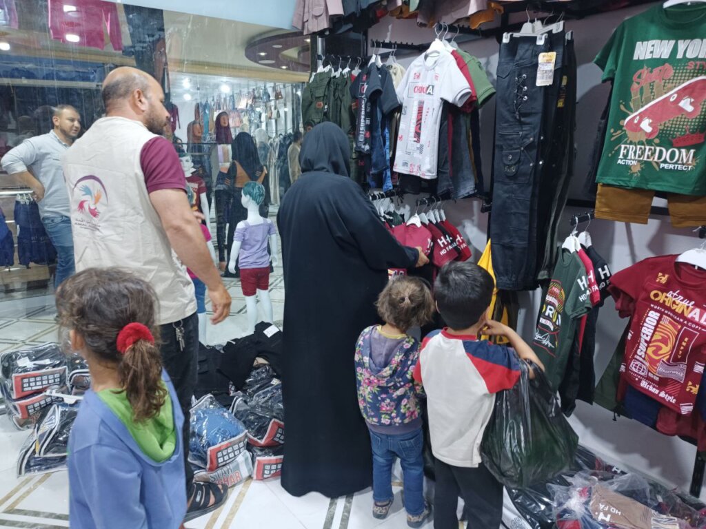 Give clothes to orphan children in northern Syria