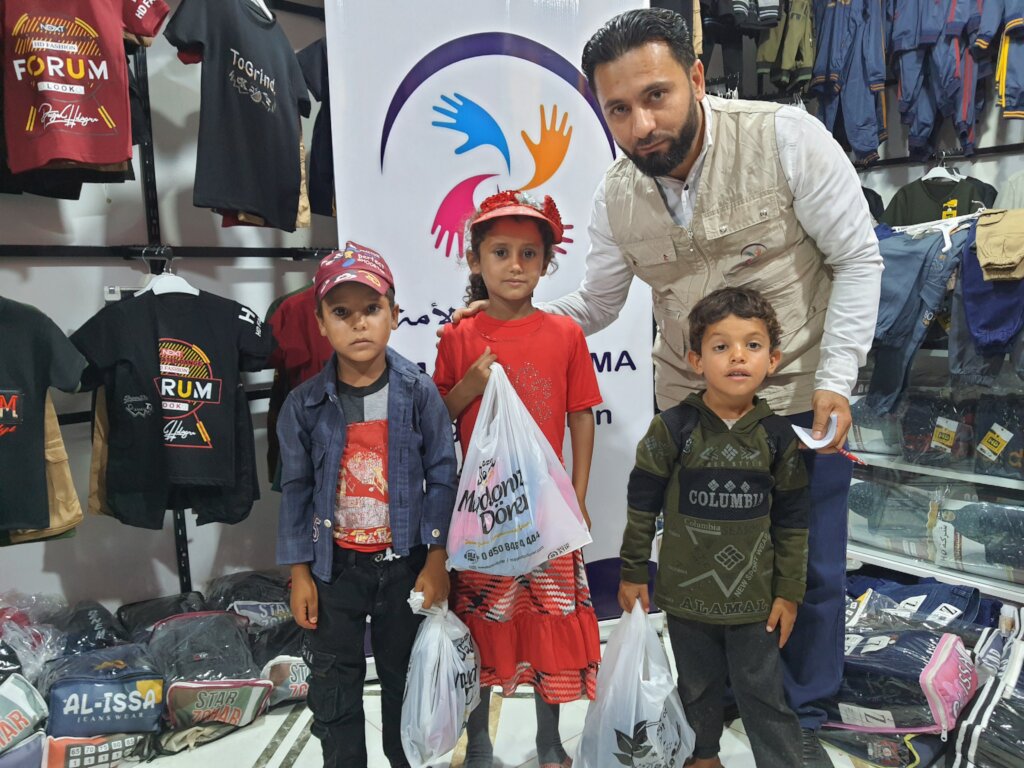 Give clothes to orphan children in northern Syria